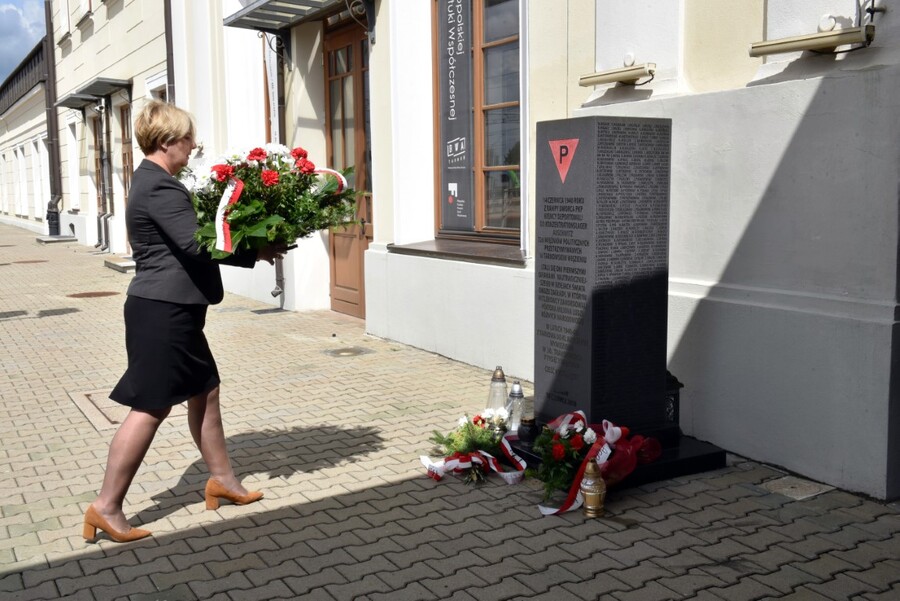 Cecylia Radoń, zastępca dyrektora krakowskiego IPN złożyła kwiaty pod tarnowskim pomnikiem. Fot. Żaneta Wierzgacz (IPN)