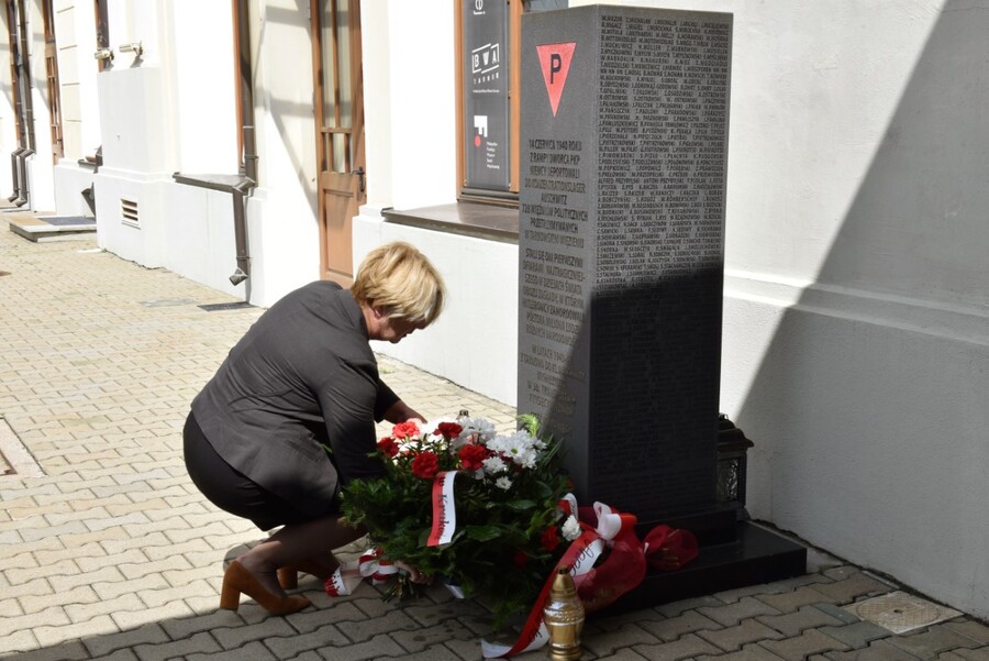 Cecylia Radoń, zastępca dyrektora krakowskiego IPN złożyła kwiaty pod tarnowskim pomnikiem. Fot. Żaneta Wierzgacz (IPN)