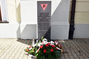 Cecylia Radoń, zastępca dyrektora krakowskiego IPN złożyła kwiaty pod tarnowskim pomnikiem. Fot. Żaneta Wierzgacz (IPN)