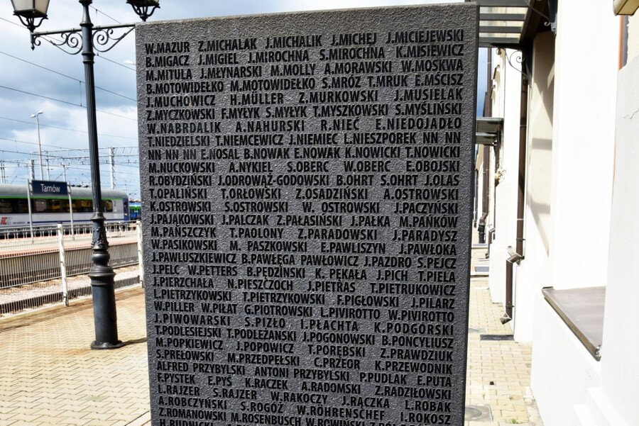 Cecylia Radoń, zastępca dyrektora krakowskiego IPN złożyła kwiaty pod tarnowskim pomnikiem. Fot. Żaneta Wierzgacz (IPN)