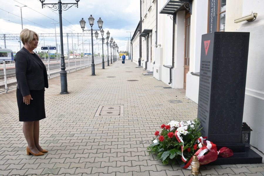 Cecylia Radoń, zastępca dyrektora krakowskiego IPN złożyła kwiaty pod tarnowskim pomnikiem. Fot. Żaneta Wierzgacz (IPN)