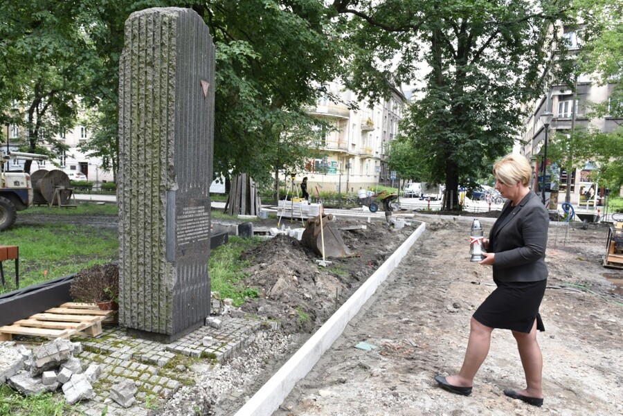 Cecylia Radoń zapaliła znicz w Krakowie. Fot. Żaneta Wierzgacz (IPN)