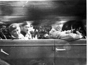 Od lewej: por. Wincenty Horodyński-Kościesza, por. Antoni Węgrzyn-Ostroga w sześciokołowej skodzie z parku maszynowego Hansa Franka, Archiwum Dariusza Dyląga, sygn. 2201.III.13.1944