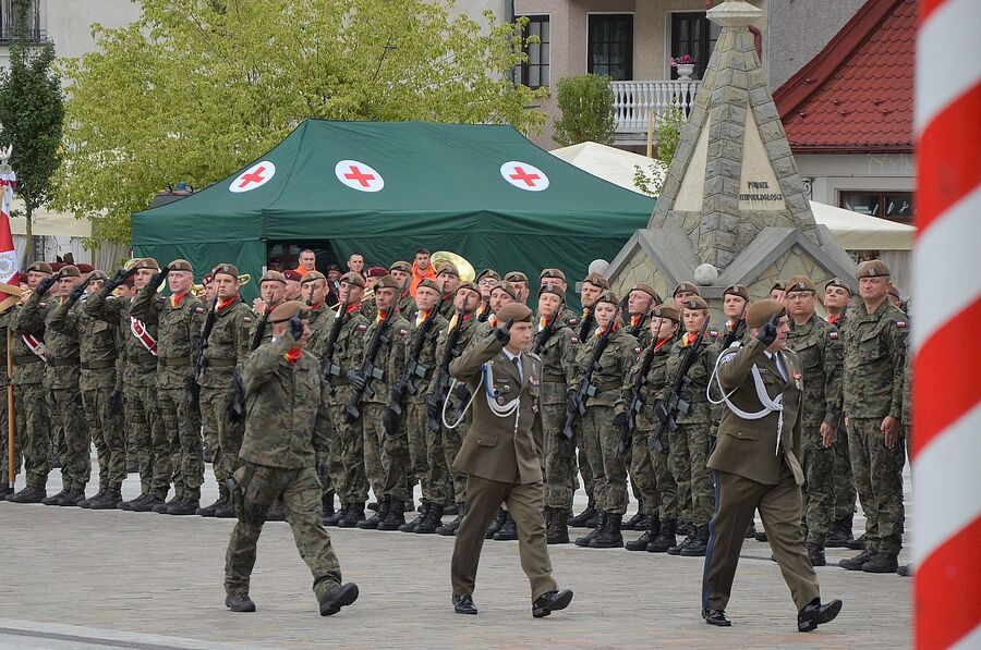 Wojskowe uroczystości w Myślenicach. Fot. Janusz Ślęzak (IPN)