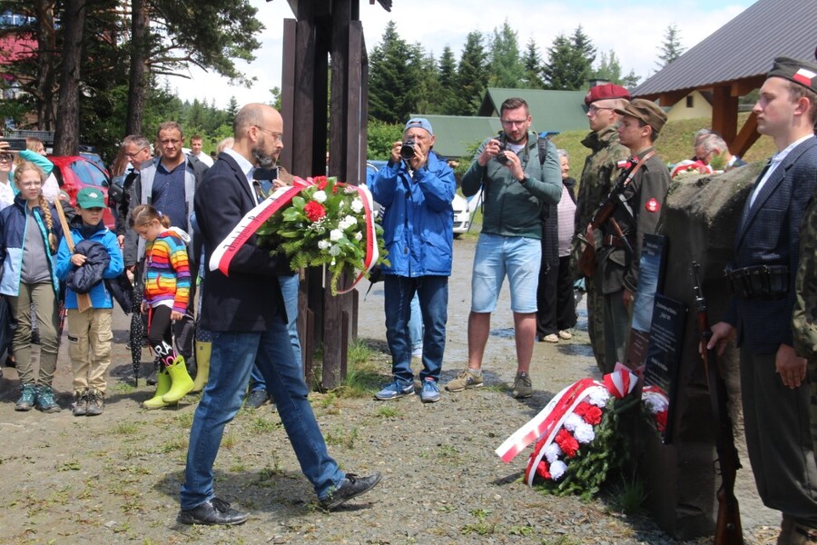 78. rocznica alianckich zrzutów dla AK. Inscenizacja historyczna na wzgórzu Dzielec w Słopnicach