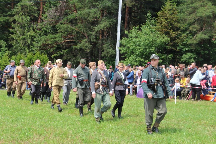 78. rocznica alianckich zrzutów dla AK. Inscenizacja historyczna na wzgórzu Dzielec w Słopnicach