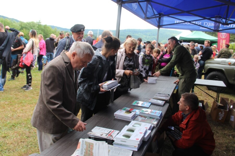78. rocznica alianckich zrzutów dla AK. Inscenizacja historyczna na wzgórzu Dzielec w Słopnicach
