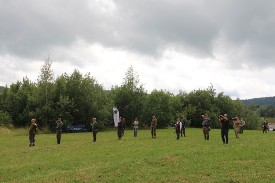 78. rocznica alianckich zrzutów dla AK. Inscenizacja historyczna na wzgórzu Dzielec w Słopnicach