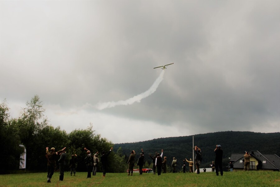 78. rocznica alianckich zrzutów dla AK. Inscenizacja historyczna na wzgórzu Dzielec w Słopnicach