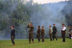 78. rocznica alianckich zrzutów dla AK. Inscenizacja historyczna na wzgórzu Dzielec w Słopnicach