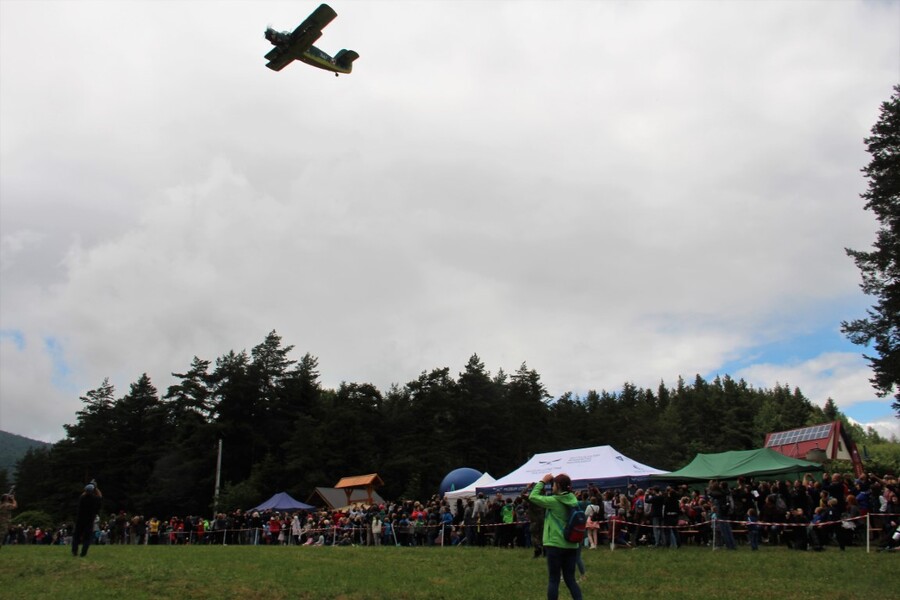 78. rocznica alianckich zrzutów dla AK. Inscenizacja historyczna na wzgórzu Dzielec w Słopnicach