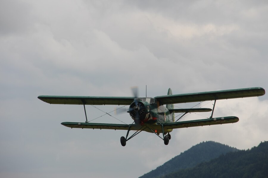 78. rocznica alianckich zrzutów dla AK. Inscenizacja historyczna na wzgórzu Dzielec w Słopnicach