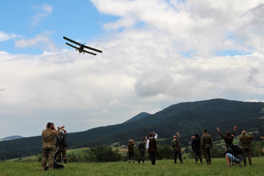 78. rocznica alianckich zrzutów dla AK. Inscenizacja historyczna na wzgórzu Dzielec w Słopnicach