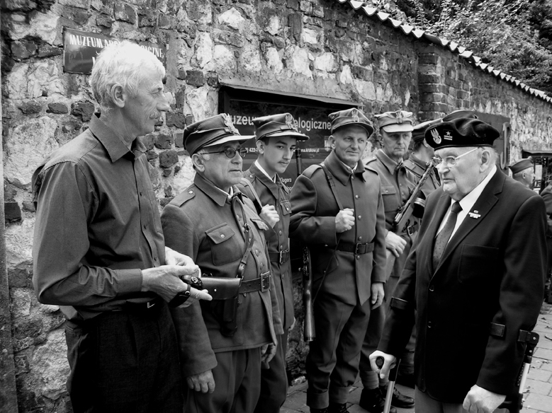 Mjr Zbigniew Paliwoda wraz z członkami Podhalańskiej Grupy Rekonstrukcji Historycznych ZP „Błyskawica” im. mjr. Józefa Kurasia „Ognia”.