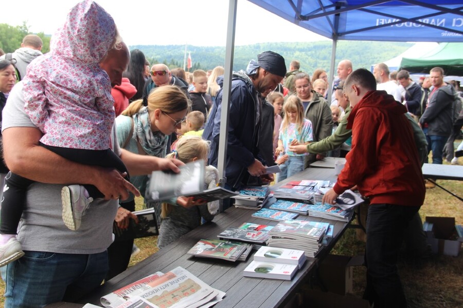 78. rocznica alianckich zrzutów dla AK. Inscenizacja historyczna na wzgórzu Dzielec w Słopnicach