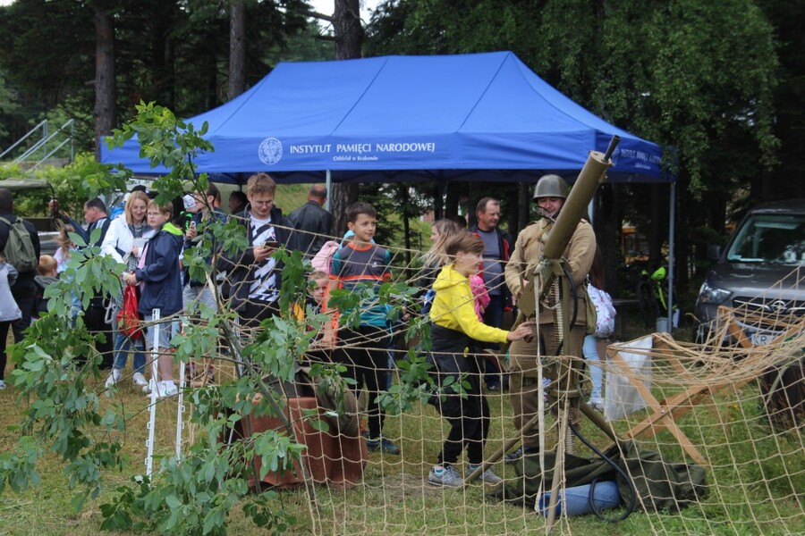 78. rocznica alianckich zrzutów dla AK. Inscenizacja historyczna na wzgórzu Dzielec w Słopnicach