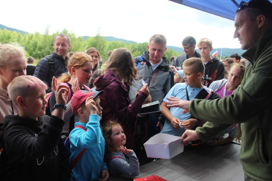 78. rocznica alianckich zrzutów dla AK. Inscenizacja historyczna na wzgórzu Dzielec w Słopnicach