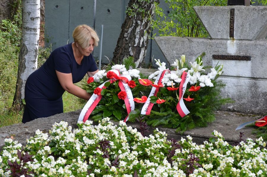 Uroczystość w dawnym niemieckim obozie pracy „Liban”. Fot. Janusz Ślęzak (IPN)