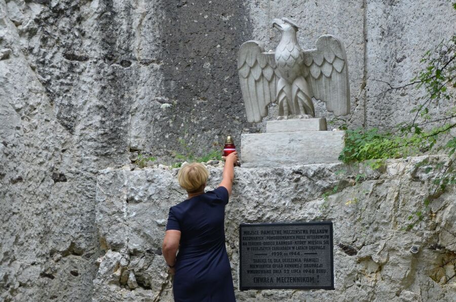 Uroczystość w dawnym niemieckim obozie pracy „Liban”. Fot. Janusz Ślęzak (IPN)