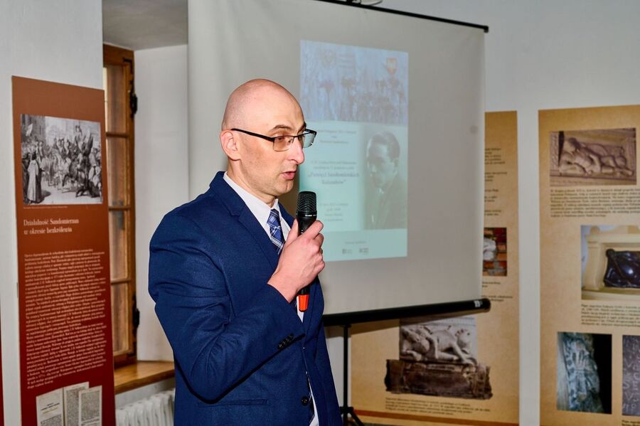 Robert Piwko z IPN wita przybyłych gości. Fot Tomasz Chmiel