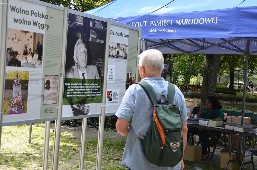 Wystawa o prof. Wacławie Felczaku na Plantach. Fot. Janusz Ślęzak (IPN)