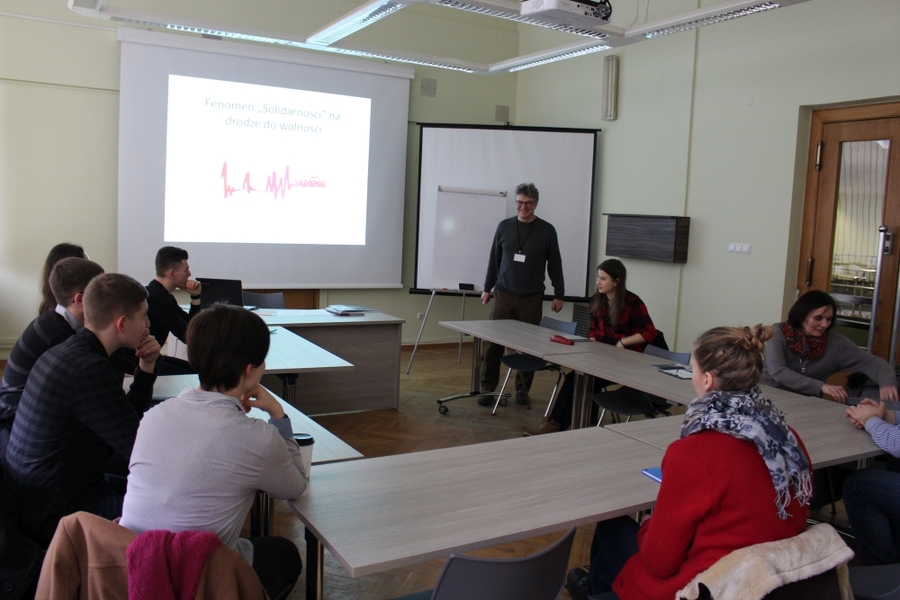 Dariusz Gorajczyk opowiada maturzystom o fenomenie "Solidarności"