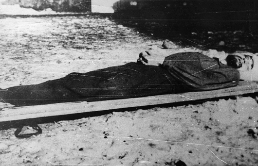 Józef Kuraś ps. "Ogień" na noszach po próbie samobójczej