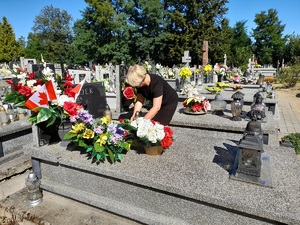 Cecylia Radoń, z-ca dyrektora IPN w Krakowie zapaliła znicz na grobie Franciszka Łojka. Fot. Marcin Krzek Lubowiecki IPN