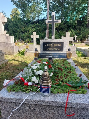 Dr Michał Wenklar zapalił znicz na grobie ks. Leona Bemke. Fot. Barbara Gorajczyk (IPN)