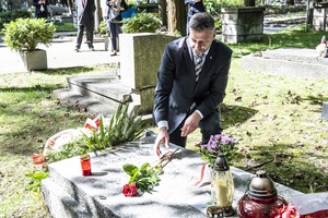 Dr hab. Filip Musiał zkłada kwiaty na grobie Franciszka Dąbrowskiego. Fot. Agnieszka Masłowska (IPN)