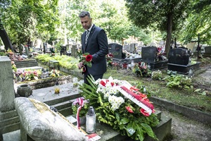 Dr hab. Filip Musiał, dyrektor Oddziału IPN w Krakowie składa kwiaty na grobie Mieczysława Słabego. Fot. Agnieszka Masłowska (IPN)