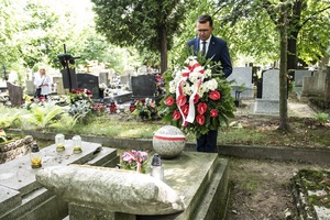 Łukasz Kmita, wojewoda małopolski składa kwiaty na grobie Mieczysława Słabego. Fot. Agnieszka Masłowska (IPN)