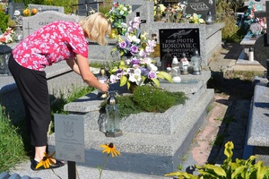 Patrycja Zatorska-Milewska, z-ca naczelnika Delegatury IPN w Kielcach złożyła znicz na grobie Piotra Borowca w Starachowicach. Fot. M. Mendak