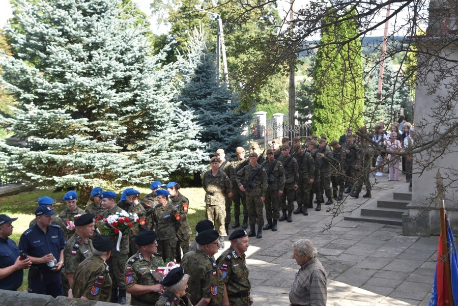 Odsłonięcie nowego pomnika nagrobnego st. sierż. Jerzego Kudasa ps. „Karaś”. Fot. IPN
