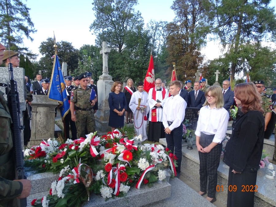 Odsłonięcie nowego pomnika nagrobnego st. sierż. Jerzego Kudasa ps. „Karaś”. Fot. IPN