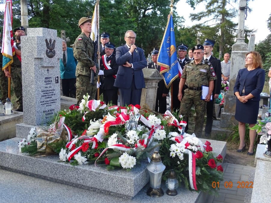 Odsłonięcie nowego pomnika nagrobnego st. sierż. Jerzego Kudasa ps. „Karaś”. Fot. IPN
