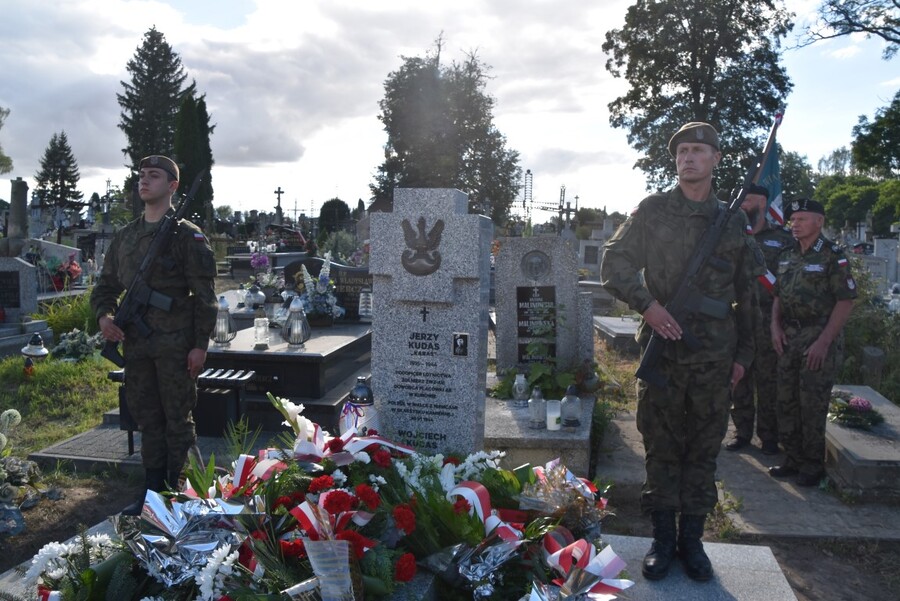 Odsłonięcie nowego pomnika nagrobnego st. sierż. Jerzego Kudasa ps. „Karaś”. Fot. IPN