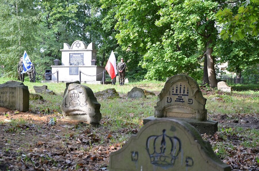 W Dąbrowie Tarnowskiej uczczono pamięć żydowskiej społeczności miasta. Fot. Janusz Ślęzak (IPN)