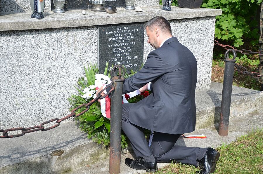 W Dąbrowie Tarnowskiej uczczono pamięć żydowskiej społeczności miasta. Fot. Janusz Ślęzak (IPN)