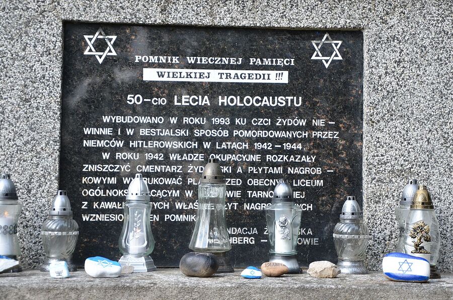 W Dąbrowie Tarnowskiej uczczono pamięć żydowskiej społeczności miasta. Fot. Janusz Ślęzak (IPN)