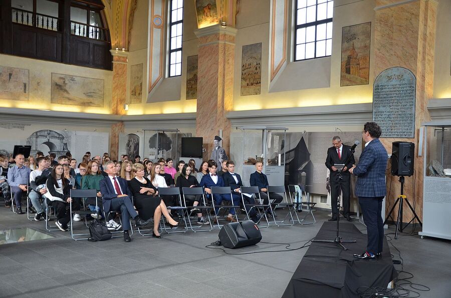 W Dąbrowie Tarnowskiej uczczono pamięć żydowskiej społeczności miasta. Fot. Janusz Ślęzak (IPN)