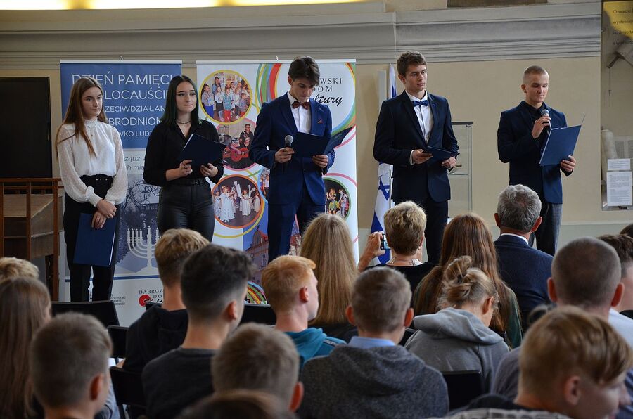 W Dąbrowie Tarnowskiej uczczono pamięć żydowskiej społeczności miasta. Fot. Janusz Ślęzak (IPN)