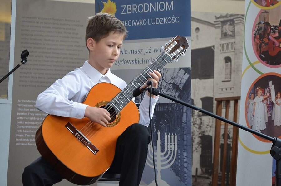 W Dąbrowie Tarnowskiej uczczono pamięć żydowskiej społeczności miasta. Fot. Janusz Ślęzak (IPN)
