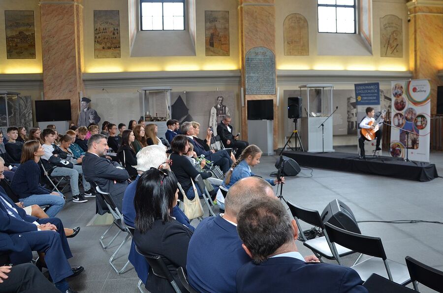 W Dąbrowie Tarnowskiej uczczono pamięć żydowskiej społeczności miasta. Fot. Janusz Ślęzak (IPN)