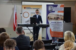 W Dąbrowie Tarnowskiej uczczono pamięć żydowskiej społeczności miasta. Fot. Janusz Ślęzak (IPN)
