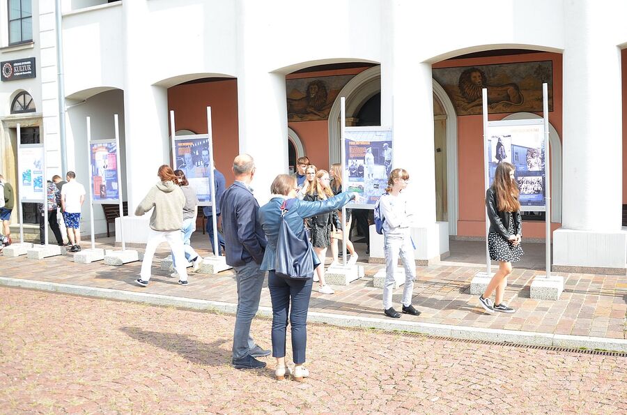 W Dąbrowie Tarnowskiej uczczono pamięć żydowskiej społeczności miasta. Fot. Janusz Ślęzak (IPN)