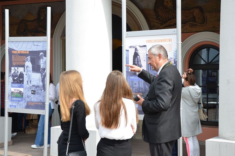 W Dąbrowie Tarnowskiej uczczono pamięć żydowskiej społeczności miasta. Fot. Janusz Ślęzak (IPN)