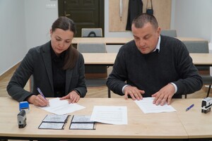 Podpisanie protokołu. Fot. Żaneta Wierzgacz (IPN)