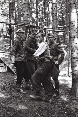 Ppor. „Przyjaciel” w otoczeniu podoficerów OP AK „Wilk” latem 1944 r. Fot. ze zbiorów Jerzego Krzewickiego