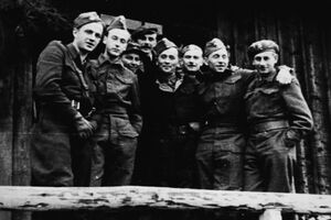 Ppor. Perekładowski (pierwszy z lewej) w towarzystwie cichociemnych zrzuconych w Gorcach w listopadzie 1944 r. Fot. ze zbiorów Towarzystwa Miłośników Piwnicznej